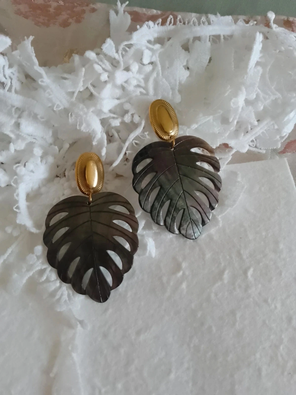 Pendientes de hojas de nácar gris natural – photo 4